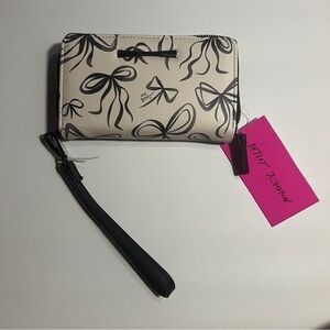 BETSEY JOHNSON Zip Around Long Wallet Wristlet Bows Black & white Bow Card Case